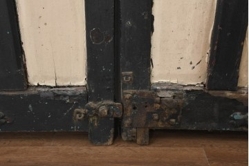 オーストラリアアンティーク建具　1920年頃　黒と白のペイントのコントラストが目を引く重厚な門扉2枚(1対)セット　(R-088494)