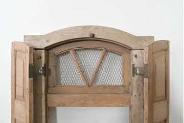 ヴィンテージ建具　インド　フェンス付き　アーチ型のデザインが印象的な枠付き窓1枚　(R-088499)