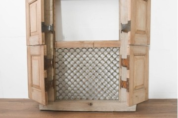 ヴィンテージ建具　インド　フェンス付き　アーチ型のデザインが印象的な枠付き窓1枚　(R-088499)