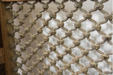 ヴィンテージ建具　インド　フェンス付き　アーチ型のデザインが印象的な枠付き窓1枚　(R-088499)
