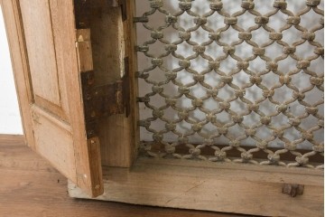 ヴィンテージ建具　インド　フェンス付き　アーチ型のデザインが印象的な枠付き窓1枚　(R-088499)