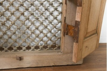 ヴィンテージ建具　インド　フェンス付き　アーチ型のデザインが印象的な枠付き窓1枚　(R-088499)