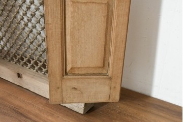 ヴィンテージ建具　インド　フェンス付き　アーチ型のデザインが印象的な枠付き窓1枚　(R-088499)