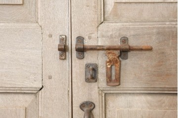 ヴィンテージ建具　インド　フェンス付き　アーチ型のデザインが印象的な枠付き窓1枚　(R-088499)
