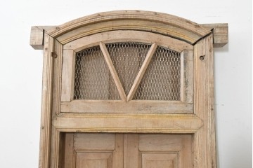 ヴィンテージ建具　インド　フェンス付き　アーチ型のデザインが印象的な枠付き窓1枚　(R-088499)