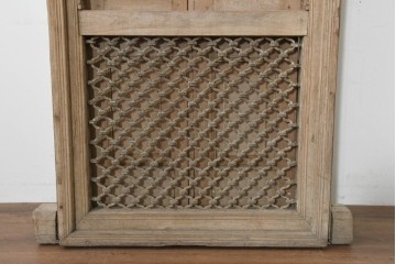 ヴィンテージ建具　インド　フェンス付き　アーチ型のデザインが印象的な枠付き窓1枚　(R-088499)
