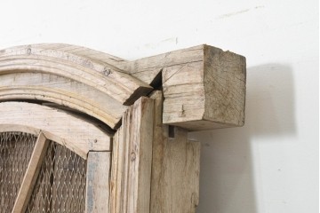 ヴィンテージ建具　インド　フェンス付き　アーチ型のデザインが印象的な枠付き窓1枚　(R-088499)