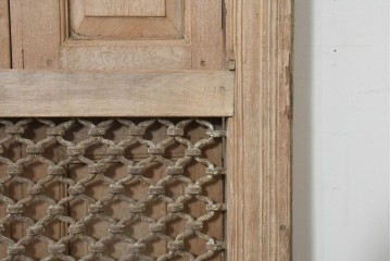 ヴィンテージ建具　インド　フェンス付き　アーチ型のデザインが印象的な枠付き窓1枚　(R-088499)