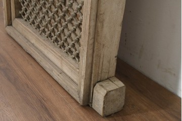ヴィンテージ建具　インド　フェンス付き　アーチ型のデザインが印象的な枠付き窓1枚　(R-088499)