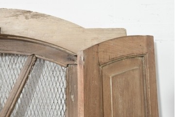 ヴィンテージ建具　インド　フェンス付き　アーチ型のデザインが印象的な枠付き窓1枚　(R-088500)