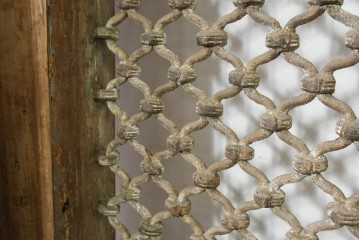 ヴィンテージ建具　インド　フェンス付き　アーチ型のデザインが印象的な枠付き窓1枚　(R-088500)