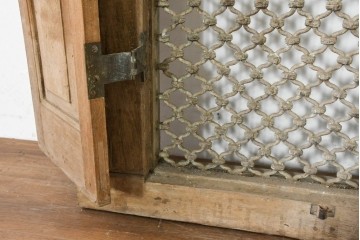 ヴィンテージ建具　インド　フェンス付き　アーチ型のデザインが印象的な枠付き窓1枚　(R-088500)