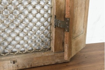 ヴィンテージ建具　インド　フェンス付き　アーチ型のデザインが印象的な枠付き窓1枚　(R-088500)