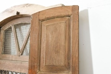 ヴィンテージ建具　インド　フェンス付き　アーチ型のデザインが印象的な枠付き窓1枚　(R-088500)