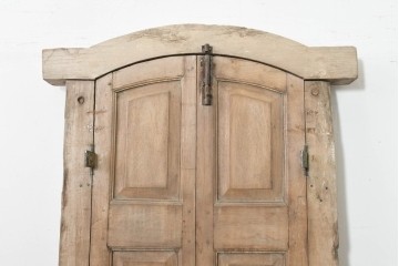 ヴィンテージ建具　インド　フェンス付き　アーチ型のデザインが印象的な枠付き窓1枚　(R-088500)