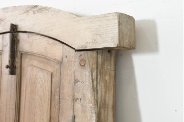 ヴィンテージ建具　インド　フェンス付き　アーチ型のデザインが印象的な枠付き窓1枚　(R-088500)
