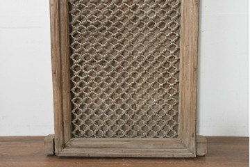 ヴィンテージ建具　インド　フェンス付き　アーチ型のデザインが印象的な枠付き窓1枚　(R-088500)