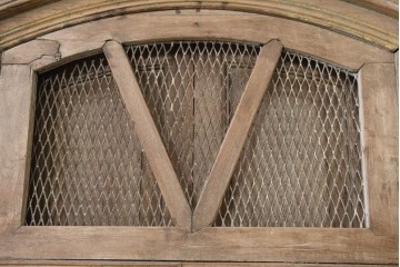 ヴィンテージ建具　インド　フェンス付き　アーチ型のデザインが印象的な枠付き窓1枚　(R-088500)