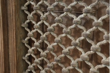 ヴィンテージ建具　インド　フェンス付き　アーチ型のデザインが印象的な枠付き窓1枚　(R-088500)