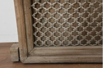 ヴィンテージ建具　インド　フェンス付き　アーチ型のデザインが印象的な枠付き窓1枚　(R-088500)