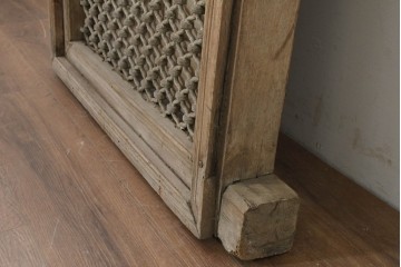 ヴィンテージ建具　インド　フェンス付き　アーチ型のデザインが印象的な枠付き窓1枚　(R-088500)