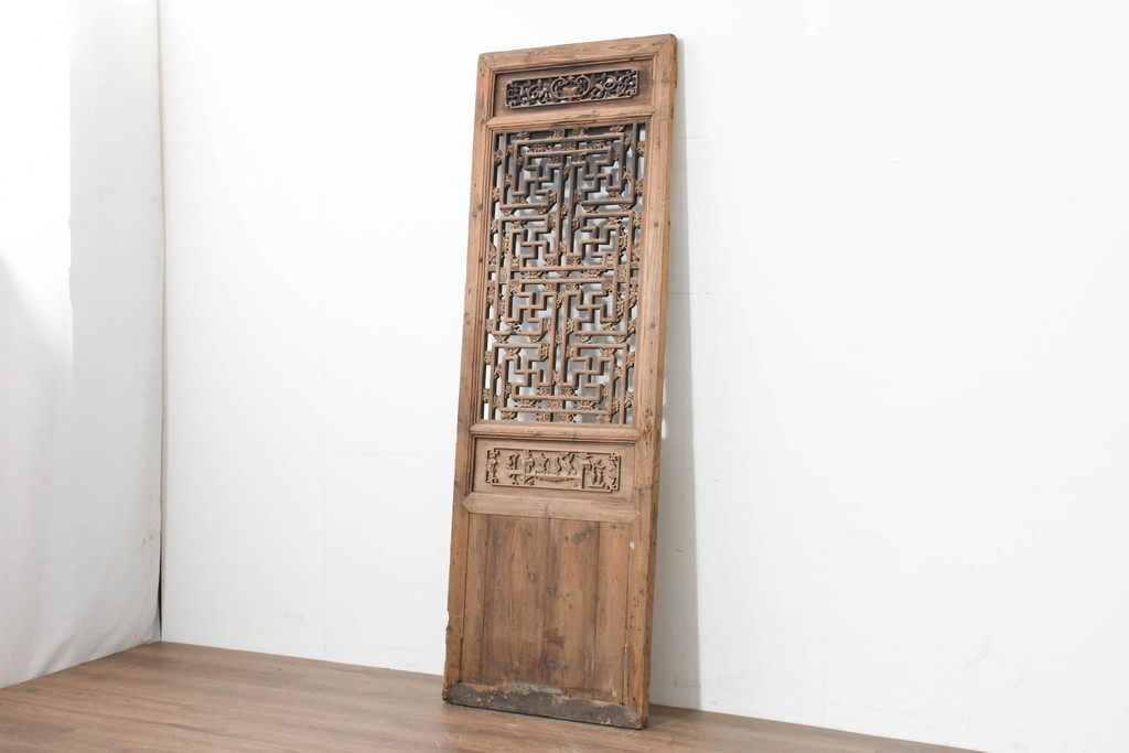 アジアンアンティーク　中国　装飾品として楽しめる彫刻入り格子扉　(R-088501)