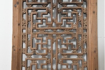 アジアンアンティーク　中国　装飾品として楽しめる彫刻入り格子扉　(R-088501)