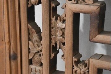 アジアンアンティーク　中国　装飾品として楽しめる彫刻入り格子扉　(R-088501)