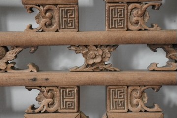 アジアンアンティーク　中国　装飾品として楽しめる彫刻入り格子扉　(R-088501)