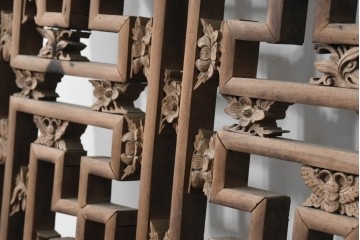 アジアンアンティーク　中国　装飾品として楽しめる彫刻入り格子扉　(R-088501)