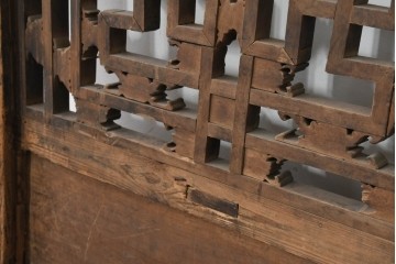 アジアンアンティーク　中国　装飾品として楽しめる彫刻入り格子扉　(R-088501)