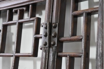 アジアンヴィンテージ　中国　アンティーク調　中国建具らしい端正な枠付き両開きドア　(R-088502)