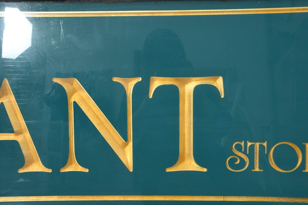 イギリスヴィンテージ　The Merchant Stores　幅2メートル　金彩の彫刻文字がおしゃれな商店の看板　(R-088503)