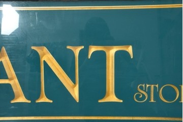 イギリスヴィンテージ　The Merchant Stores　幅2メートル　金彩の彫刻文字がおしゃれな商店の看板　(R-088503)