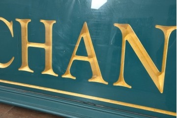 イギリスヴィンテージ　The Merchant Stores　幅2メートル　金彩の彫刻文字がおしゃれな商店の看板　(R-088503)