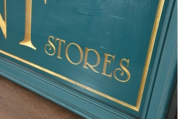 イギリスヴィンテージ　The Merchant Stores　幅2メートル　金彩の彫刻文字がおしゃれな商店の看板　(R-088503)