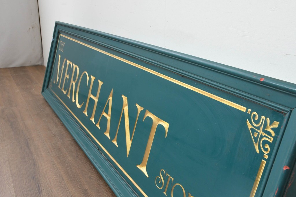 イギリスヴィンテージ　The Merchant Stores　幅2メートル　金彩の彫刻文字がおしゃれな商店の看板　(R-088503)