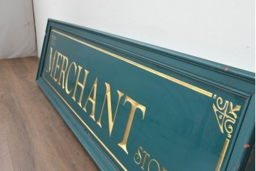 イギリスヴィンテージ　The Merchant Stores　幅2メートル　金彩の彫刻文字がおしゃれな商店の看板　(R-088503)