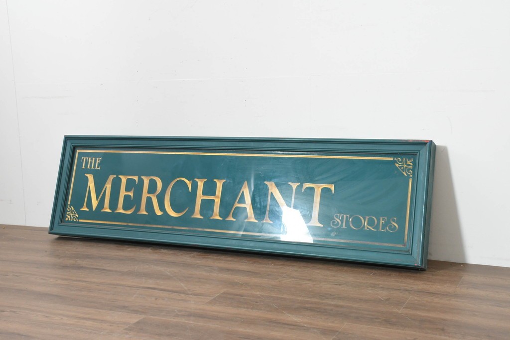 イギリスヴィンテージ　The Merchant Stores　幅2メートル　金彩の彫刻文字がおしゃれな商店の看板　(R-088504)