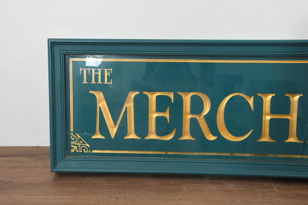 イギリスヴィンテージ　The Merchant Stores　幅2メートル　金彩の彫刻文字がおしゃれな商店の看板　(R-088504)