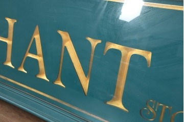 イギリスヴィンテージ　The Merchant Stores　幅2メートル　金彩の彫刻文字がおしゃれな商店の看板　(R-088504)