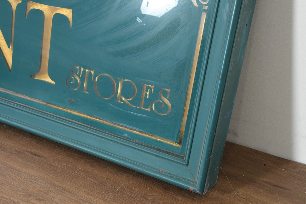 イギリスヴィンテージ　The Merchant Stores　幅2メートル　金彩の彫刻文字がおしゃれな商店の看板　(R-088504)