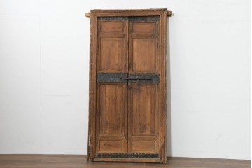 アンティーク建具　モロッコ　重厚な金具と木味が味わい深い枠付き両開きドア1枚　(R-088505)