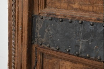 アンティーク建具　モロッコ　重厚な金具と木味が味わい深い枠付き両開きドア1枚　(R-088505)