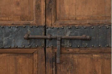 アンティーク建具　モロッコ　重厚な金具と木味が味わい深い枠付き両開きドア1枚　(R-088505)