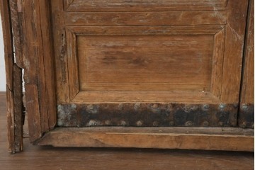 アンティーク建具　モロッコ　重厚な金具と木味が味わい深い枠付き両開きドア1枚　(R-088505)