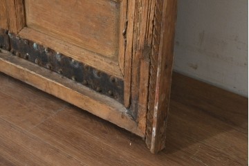 アンティーク建具　モロッコ　重厚な金具と木味が味わい深い枠付き両開きドア1枚　(R-088505)