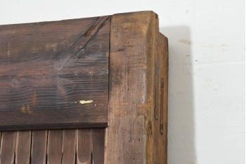 アンティーク建具　明治から大正期　希少デザイン!　竹格子の繊細な意匠と存在感のある鉄金具が調和した蔵戸1枚　(R-088506)