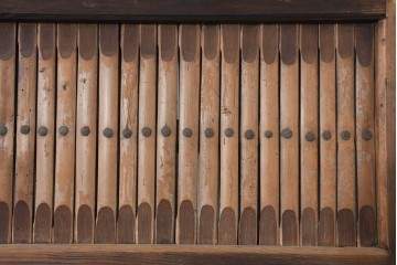 アンティーク建具　明治から大正期　希少デザイン!　竹格子の繊細な意匠と存在感のある鉄金具が調和した蔵戸1枚　(R-088506)