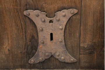 アンティーク建具　明治から大正期　希少デザイン!　竹格子の繊細な意匠と存在感のある鉄金具が調和した蔵戸1枚　(R-088506)